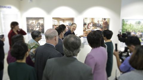 한국 서울에 모인 서양 학자들, 전능하신 하나님 교회의 첫 사진전 참관