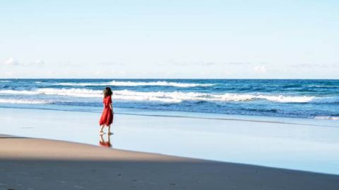 해변에서 깊은 생각에 잠기다