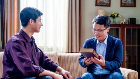 나는 펼쳐진 두루마리 책을 보았다