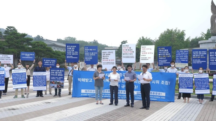 광장에서 발언하는 4명의 한국 전능하신 하나님 교회 신도